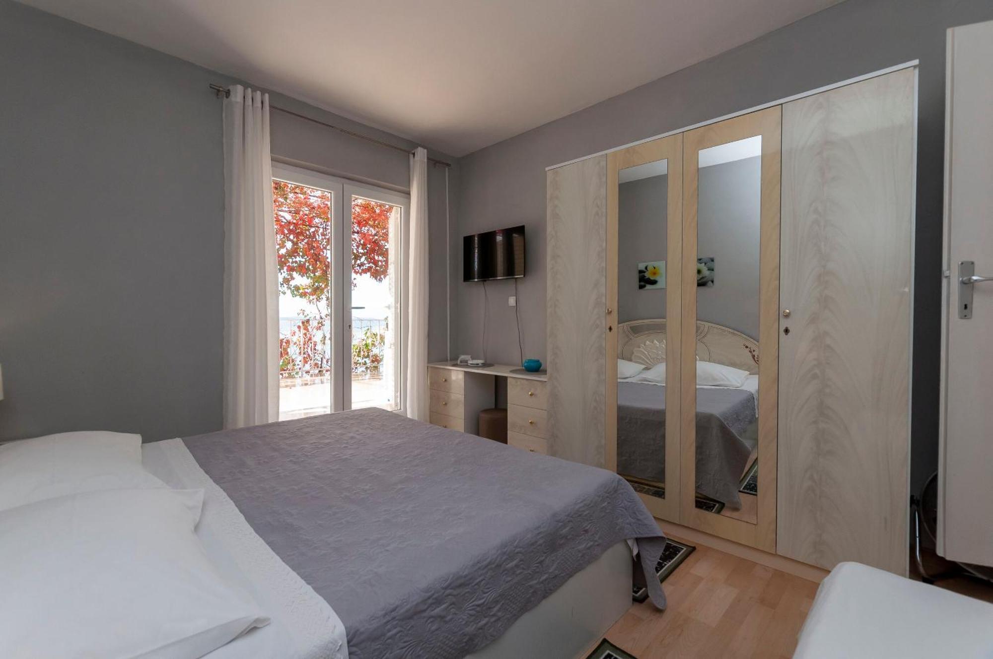 Apartment And Rooms Tatjana Omiš Екстериор снимка
