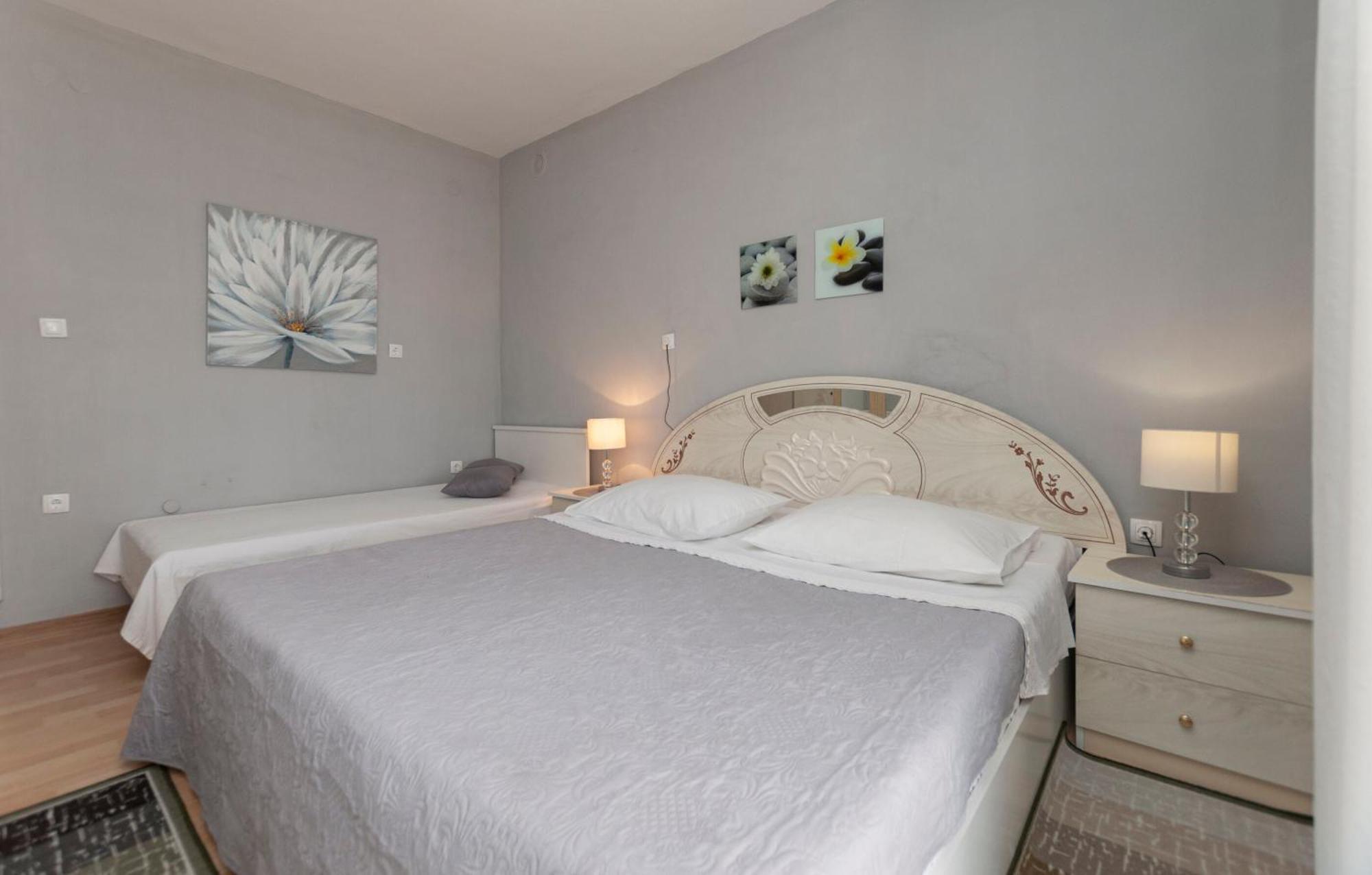 Apartment And Rooms Tatjana Omiš Екстериор снимка
