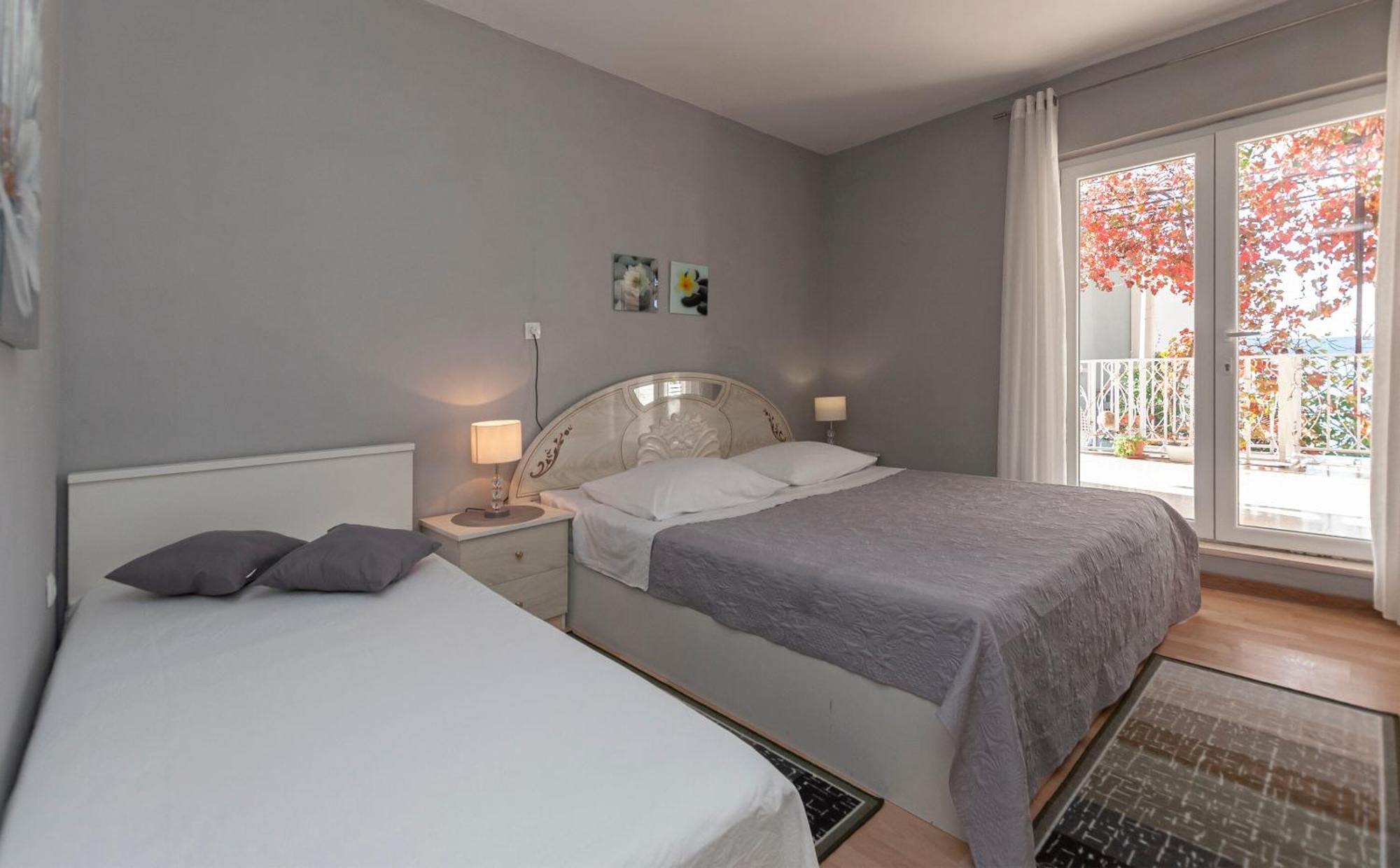 Apartment And Rooms Tatjana Omiš Екстериор снимка