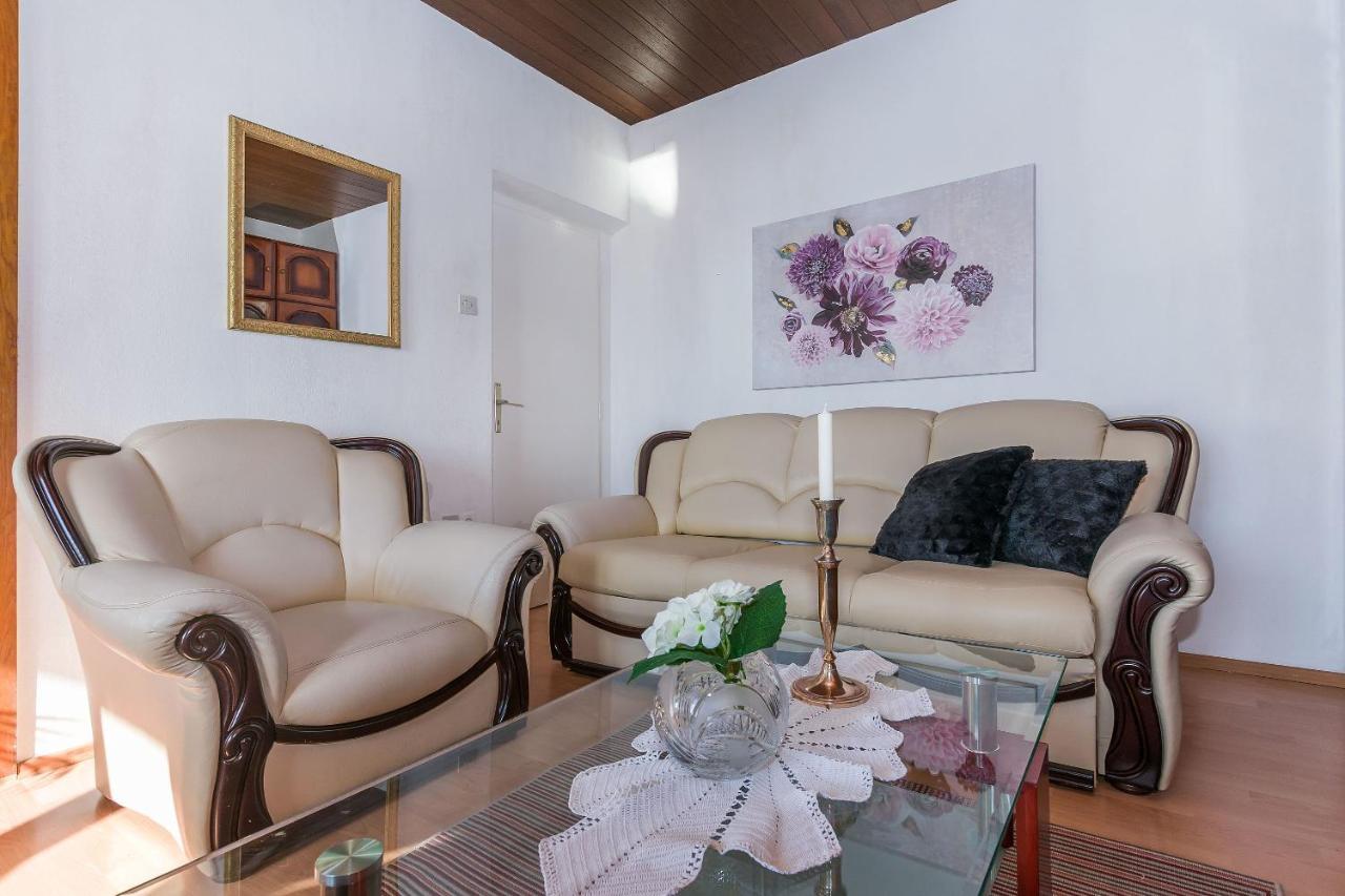 Apartment And Rooms Tatjana Omiš Екстериор снимка
