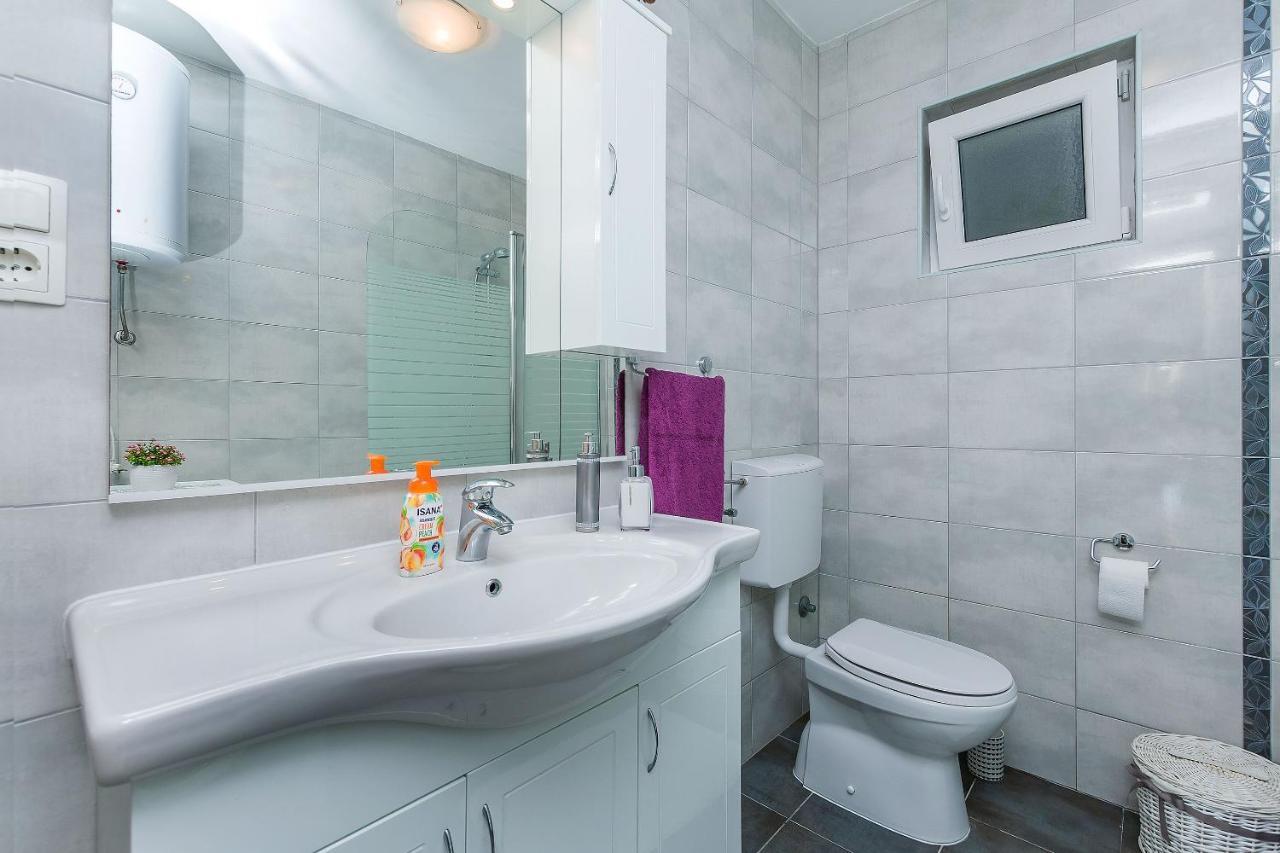 Apartment And Rooms Tatjana Omiš Екстериор снимка