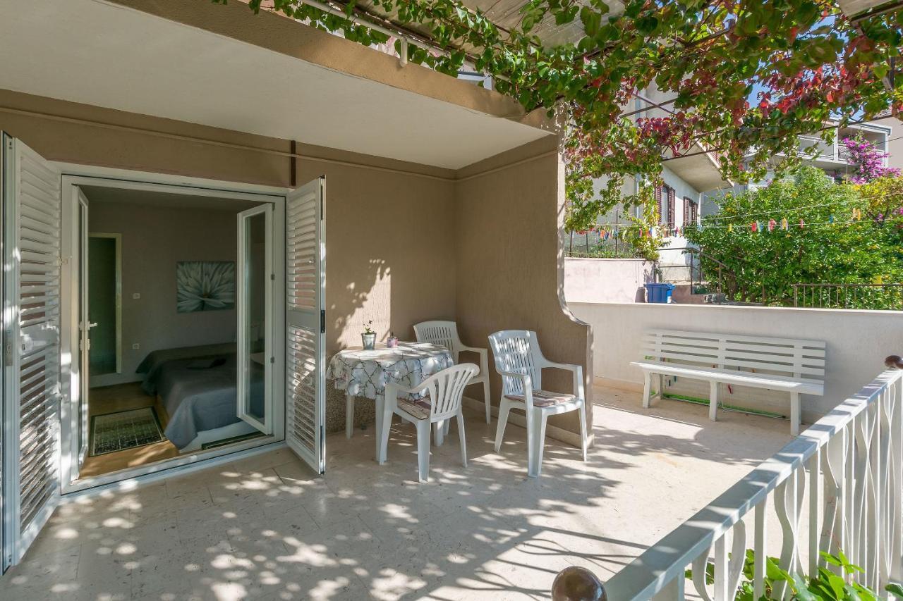 Apartment And Rooms Tatjana Omiš Екстериор снимка