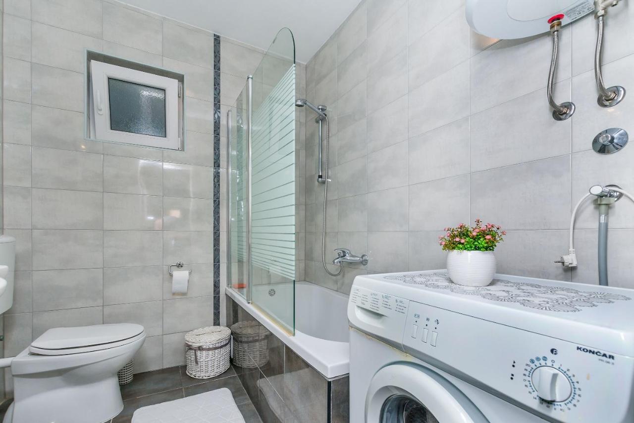 Apartment And Rooms Tatjana Omiš Екстериор снимка