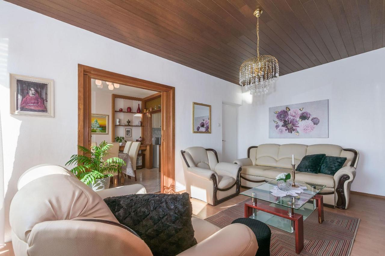 Apartment And Rooms Tatjana Omiš Екстериор снимка